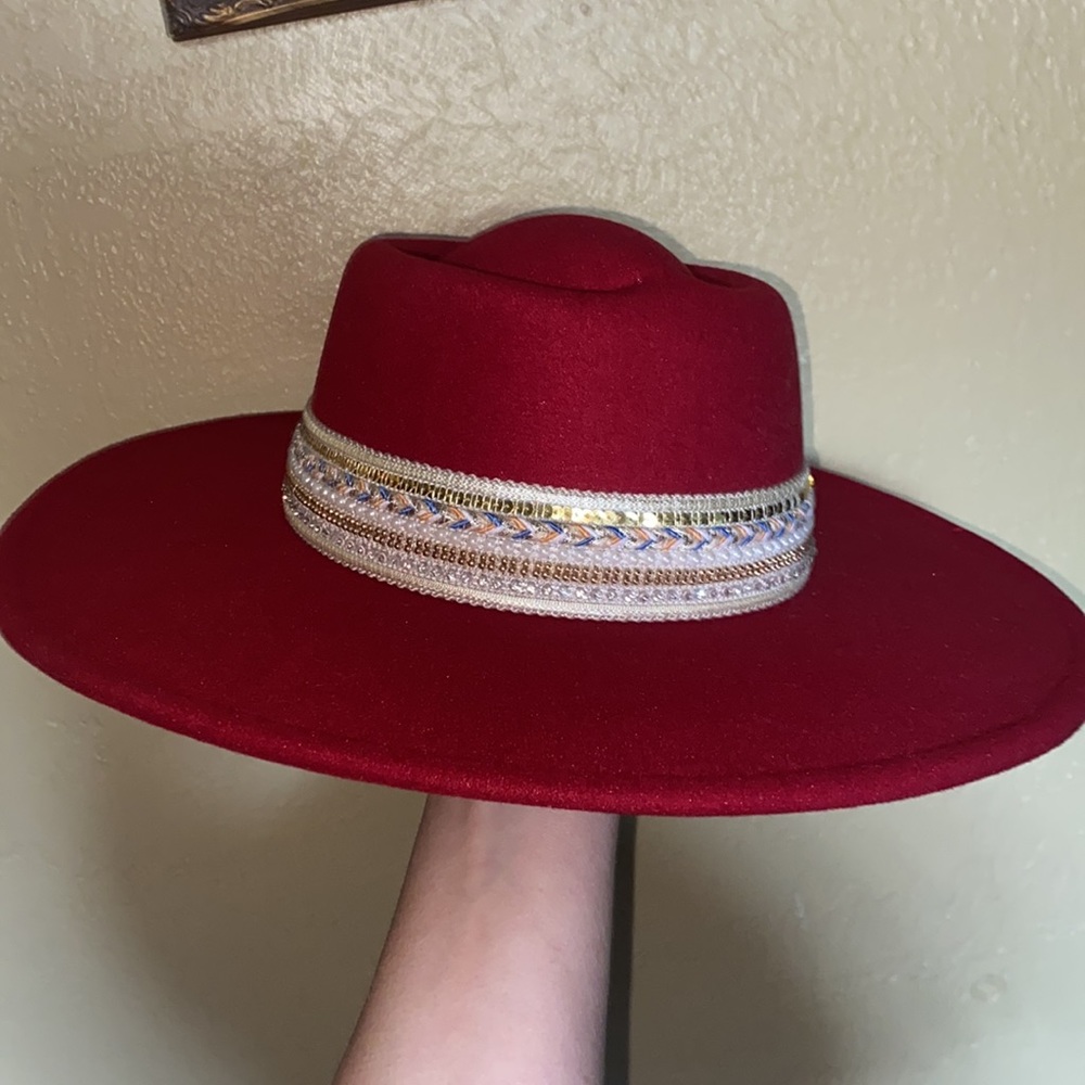 Red women’s hat - Picture 2 of 2